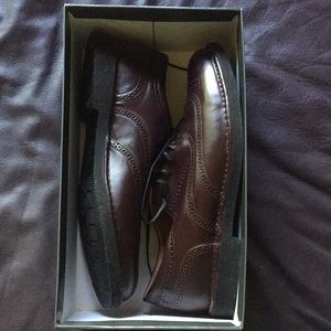Rockport in the box men’s burgundy dress shoes!